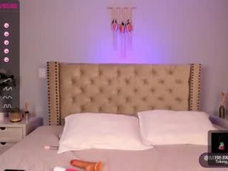 missemilie1 20 y. o. latina cam babe brings live sex to him online