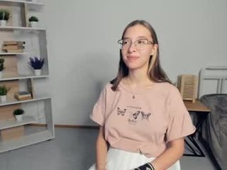crazy_selfi 18 y. o. cam girl in lingerie wants to kiss on pussy
