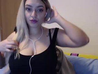 lissasweett 25 y. o. BBW cute cam girl pleasuring her horny pussy live on webcam