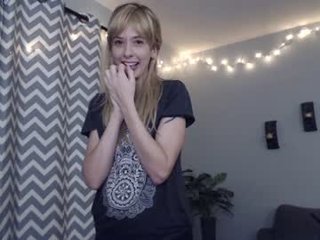 bettyxxxo 0 y. o. depraved blonde cam girl presents her pussy drilled