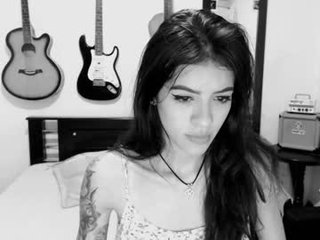 xx_johnson_xx 21 y. o. cam babe takes ohmibod online and gets her pussy penetrated