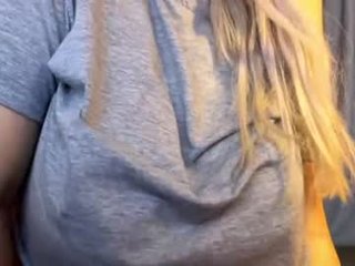 cassiesweet12 19 y. o. cam girl showing big tits and big ass