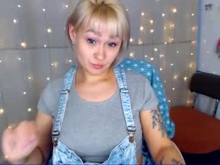 melanie_loves_cakes 27 y. o. cam babe takes ohmibod online and gets her pussy penetrated