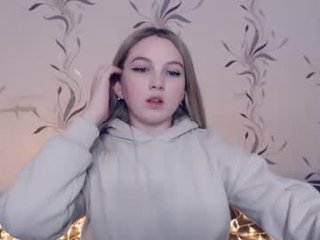 small_blondee 19 y. o. blonde cam girl with big boobs teaching how to have sex