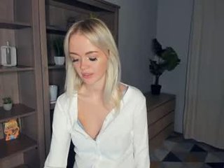 goldest_soul 18 y. o. cam girl showing big tits and big ass