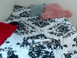 tinylilnymph 19 y. o. cam babe dancing striptease with ohmibod in hand on the webcam